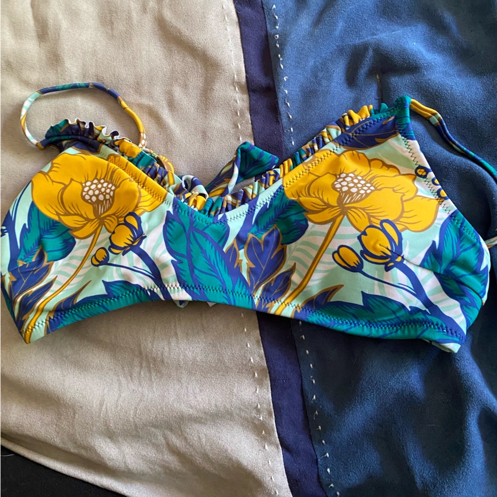 Cupshe Topical Floral Bikini Top. Size Tag Removed, Size Small.